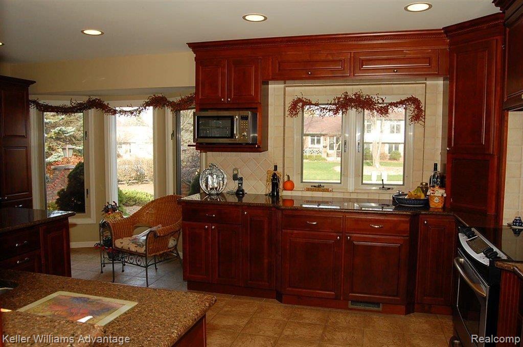 35231 Lancashire Road Livonia, MI 48152 - Photo 4 of 21 UPDATED KITCHEN