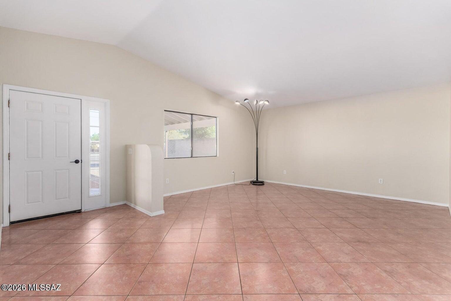 548 South Country Club Road Tucson, AZ 85716 - Photo 4 of 13 20260114205338298577000000-o