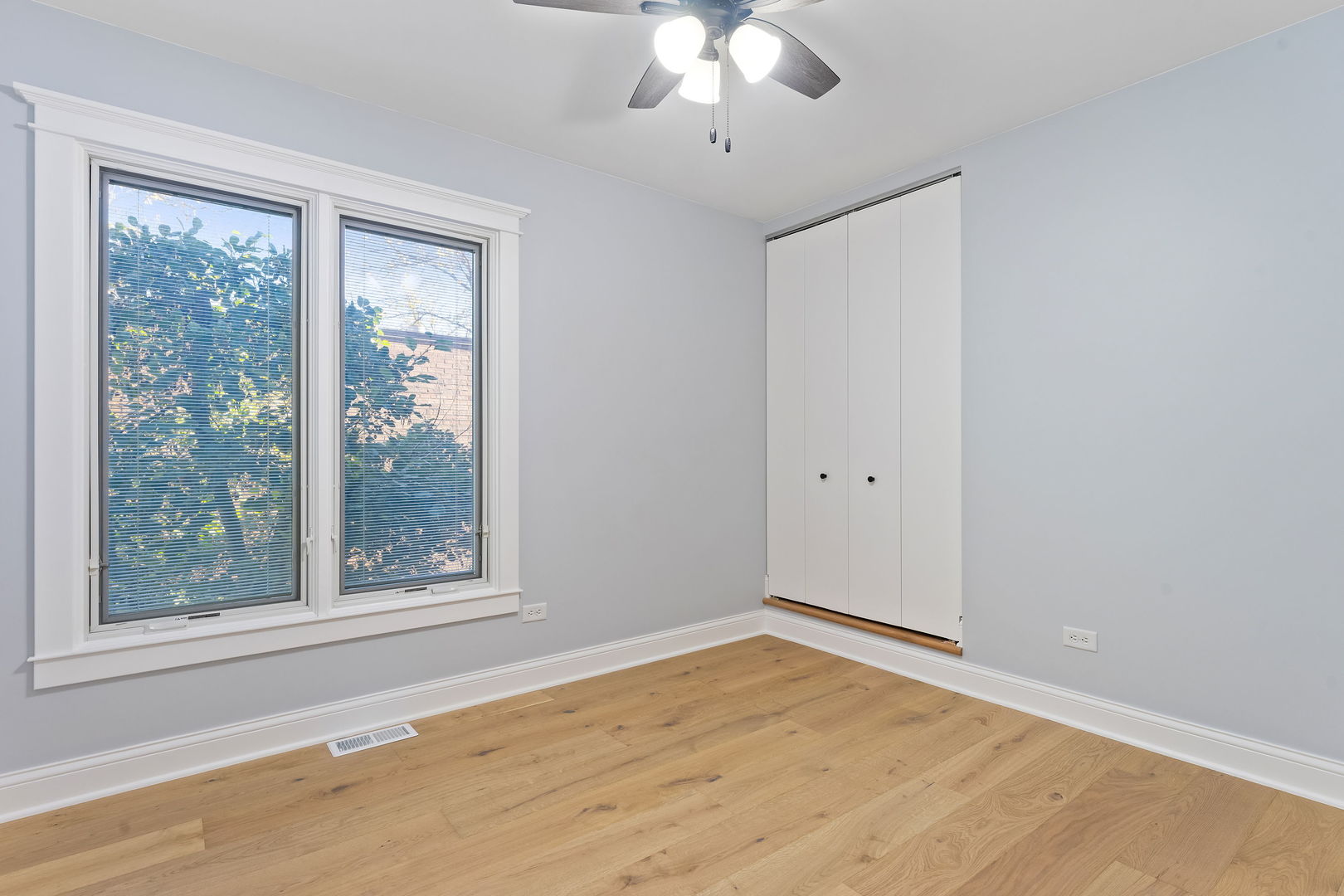 1615 North Vine Street Chicago, IL 60614 - Photo 14 of 25 a view of an empty room with a window