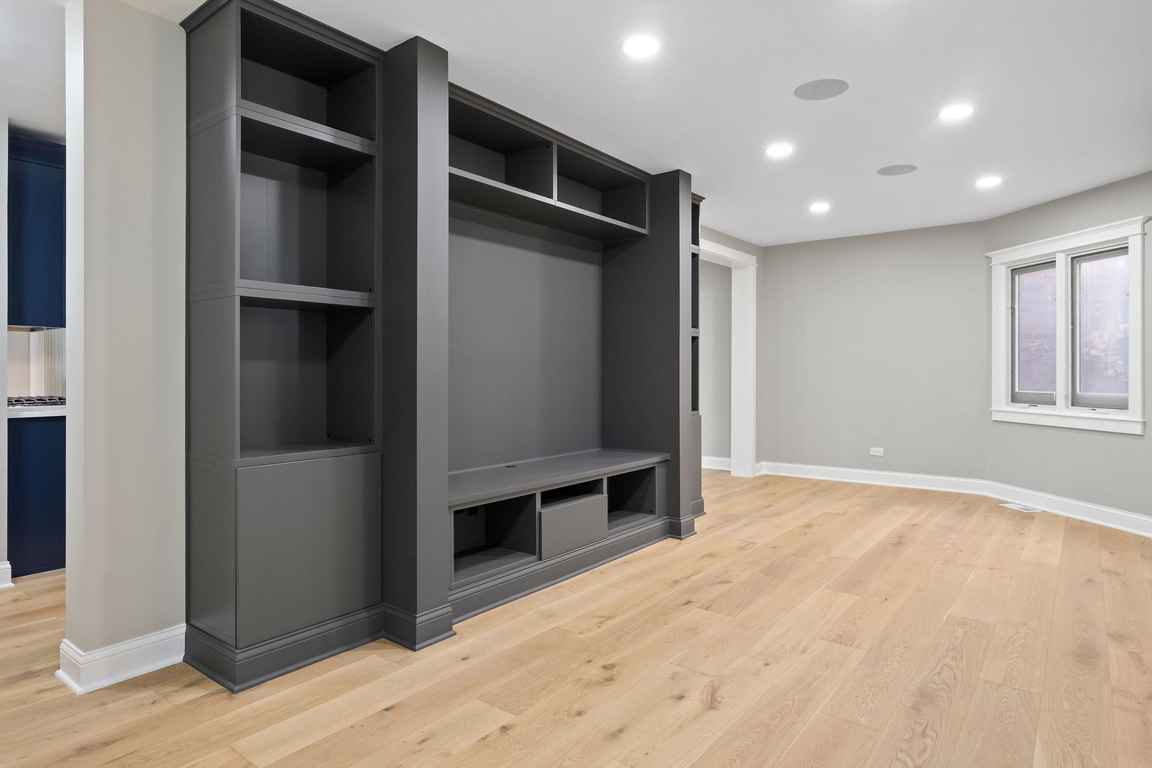 1615 North Vine Street Chicago, IL 60614 - Photo 5 of 25 an empty room with wooden floor