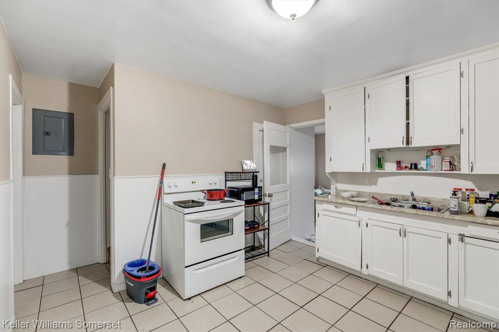 8329 Rivard Avenue Warren, MI 48089 - Photo 9 of 21