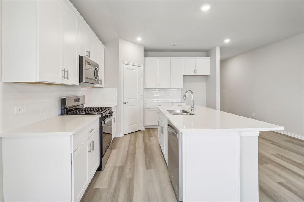 905 Buffalo Drive Lowry Crossing, TX 75407 - Photo 6 of 28 a kitchen that has a sink and a stove in it