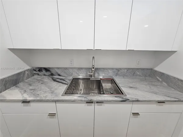 $1,650 | 700 Northeast 46th Court, Unit 2, Oakland Park, FL 33334