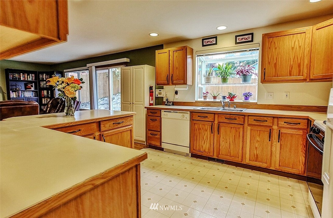 2998 Lowren Loop Port Orchard, WA 98366 - Photo 5 of 24 Gallery Image 5