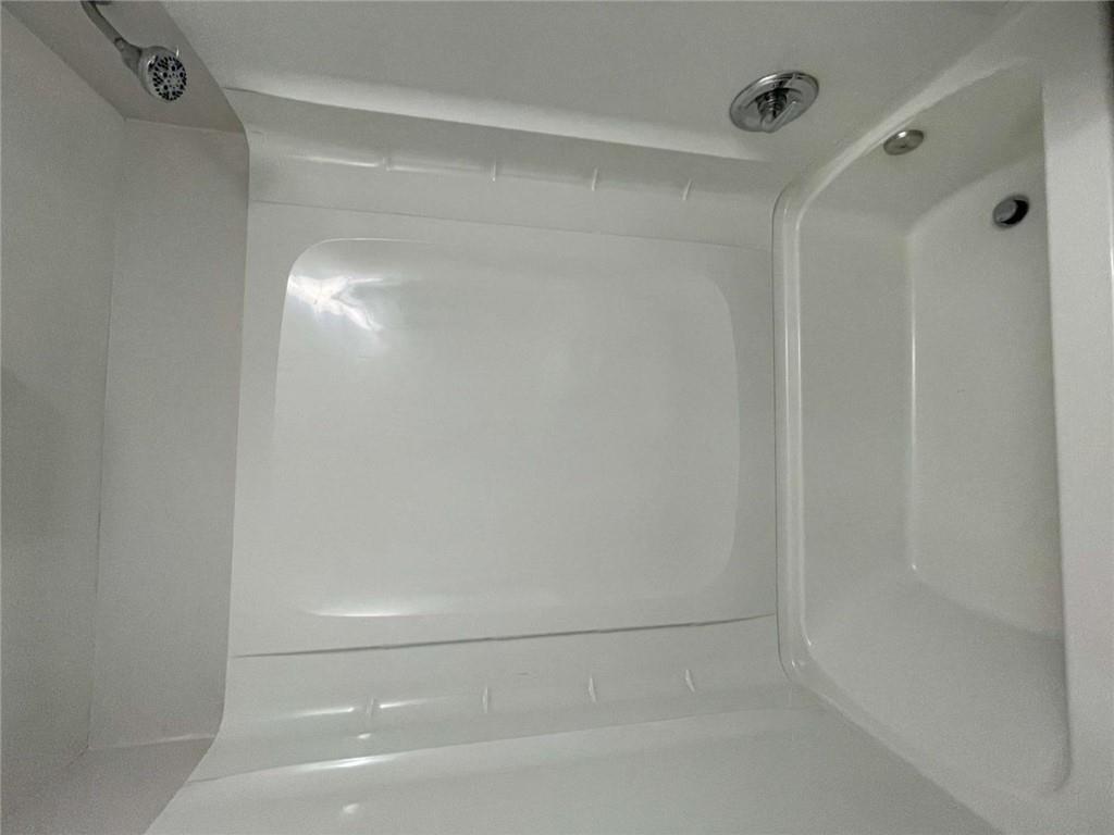 1088 Riva Ridge Drive Northwest Norcross, GA 30093 - Photo 33 of 43 a bathroom with a bath tub