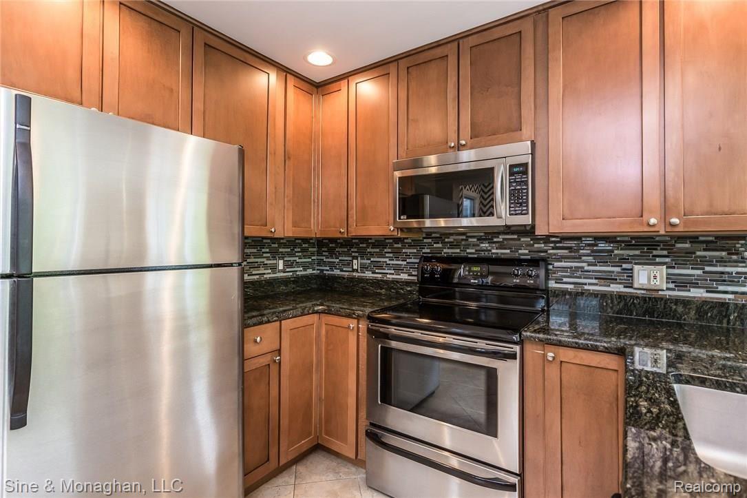 339 Ridgemont Road Grosse Pointe, MI 48236 - Photo 11 of 43 018-Kitchen-4139938-medium.jpg
