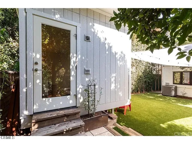 a view of backyard with garden