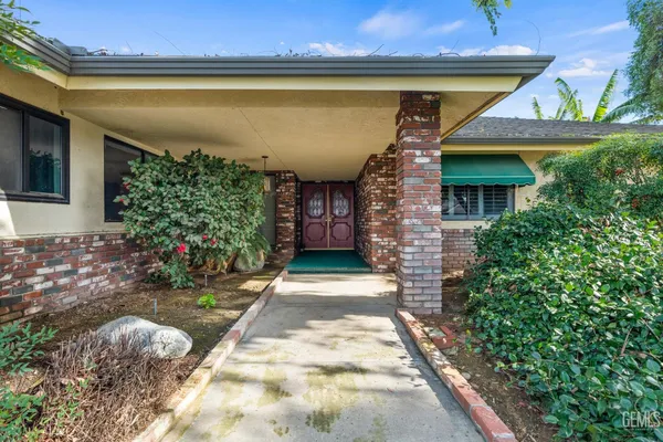 a view of a pathway along the building