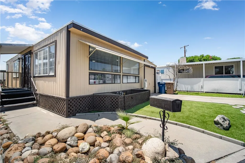 348 Petrol Road Bakersfield, CA 93308 - Photo 5 of 21 a front view of a house with garden