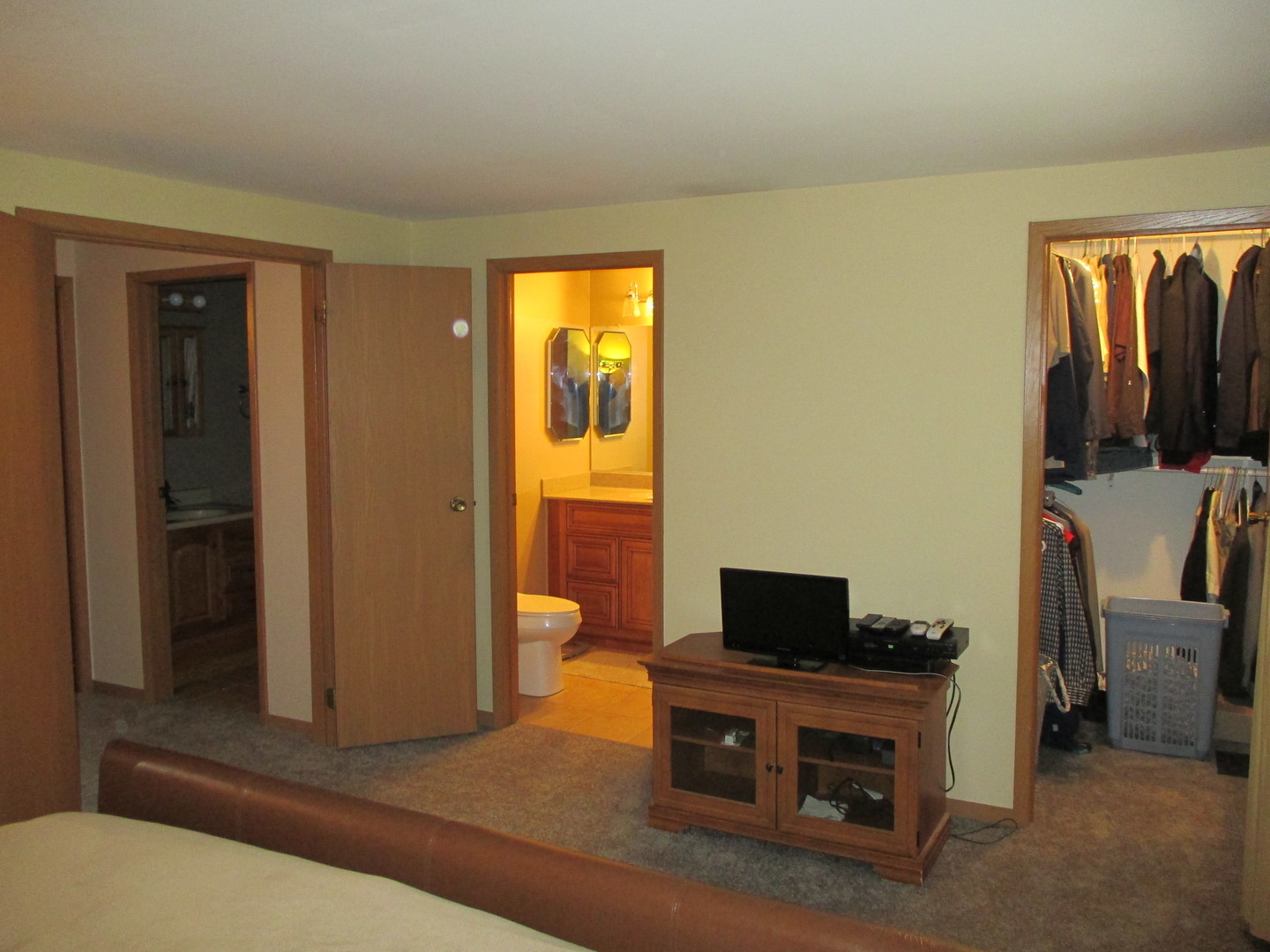 30W261 Mack Road Warrenville, IL 60555 - Photo 18 of 28 a living room with furniture and a flat screen tv