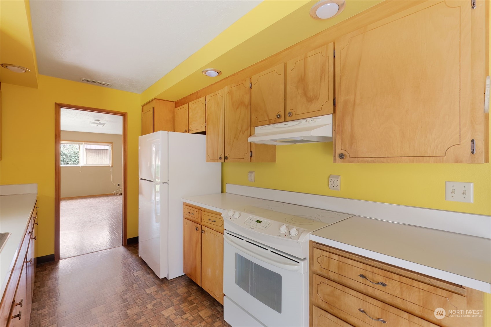 521 Robertson Road Longview, WA 98632 - Photo 12 of 40 a utility room with dryer and washer