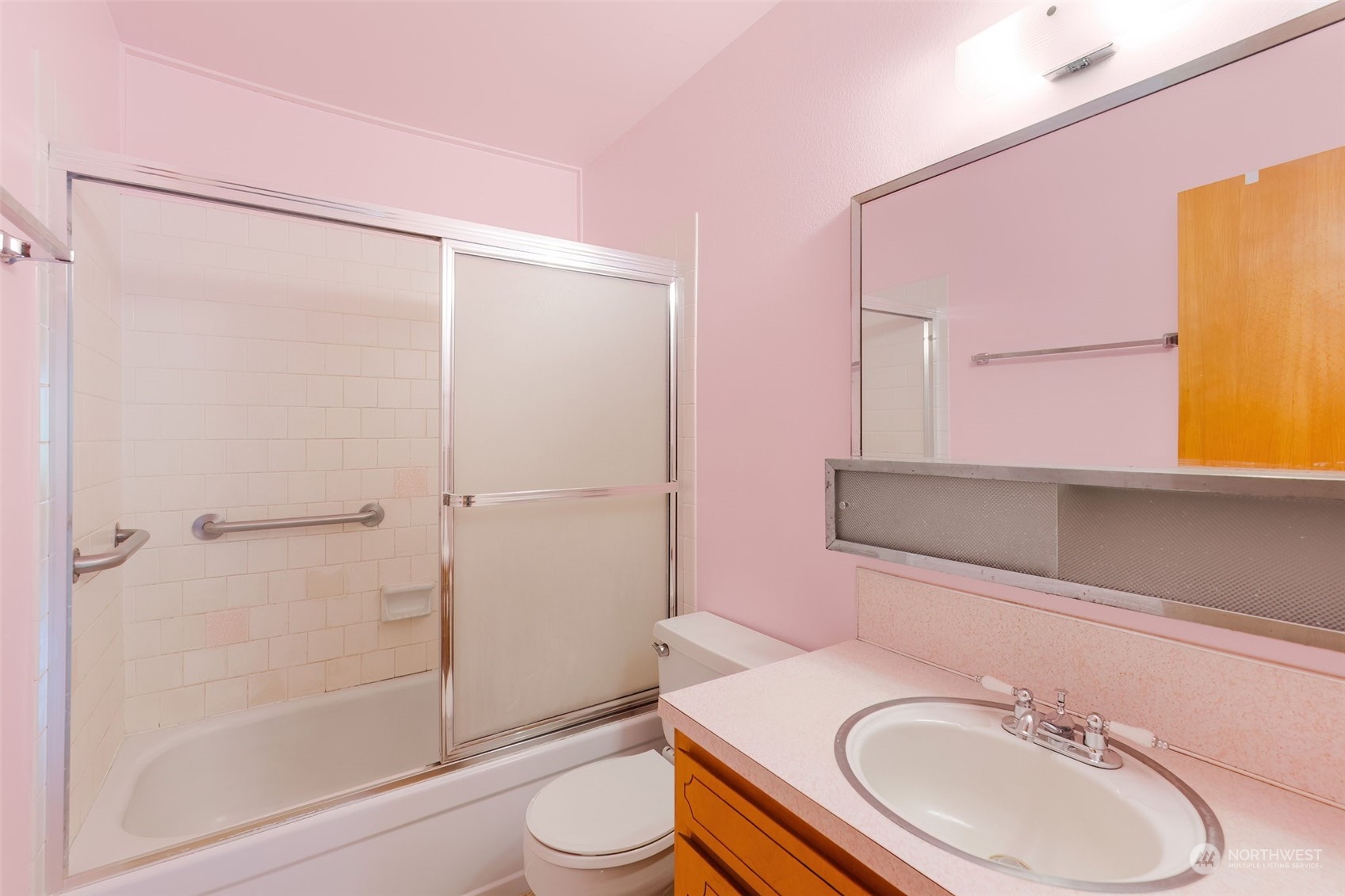 521 Robertson Road Longview, WA 98632 - Photo 18 of 40 a bathroom with a sink toilet and shower