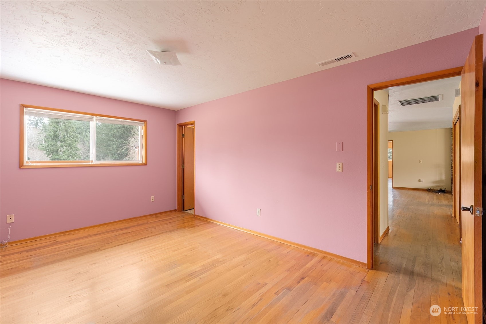 521 Robertson Road Longview, WA 98632 - Photo 25 of 40 an empty room with a window
