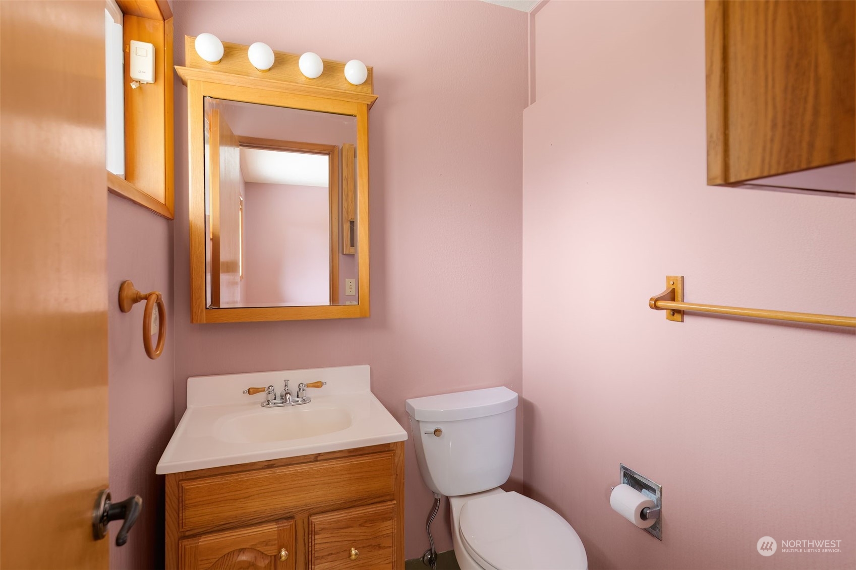 521 Robertson Road Longview, WA 98632 - Photo 26 of 40 a bathroom with a sink a toilet and mirror