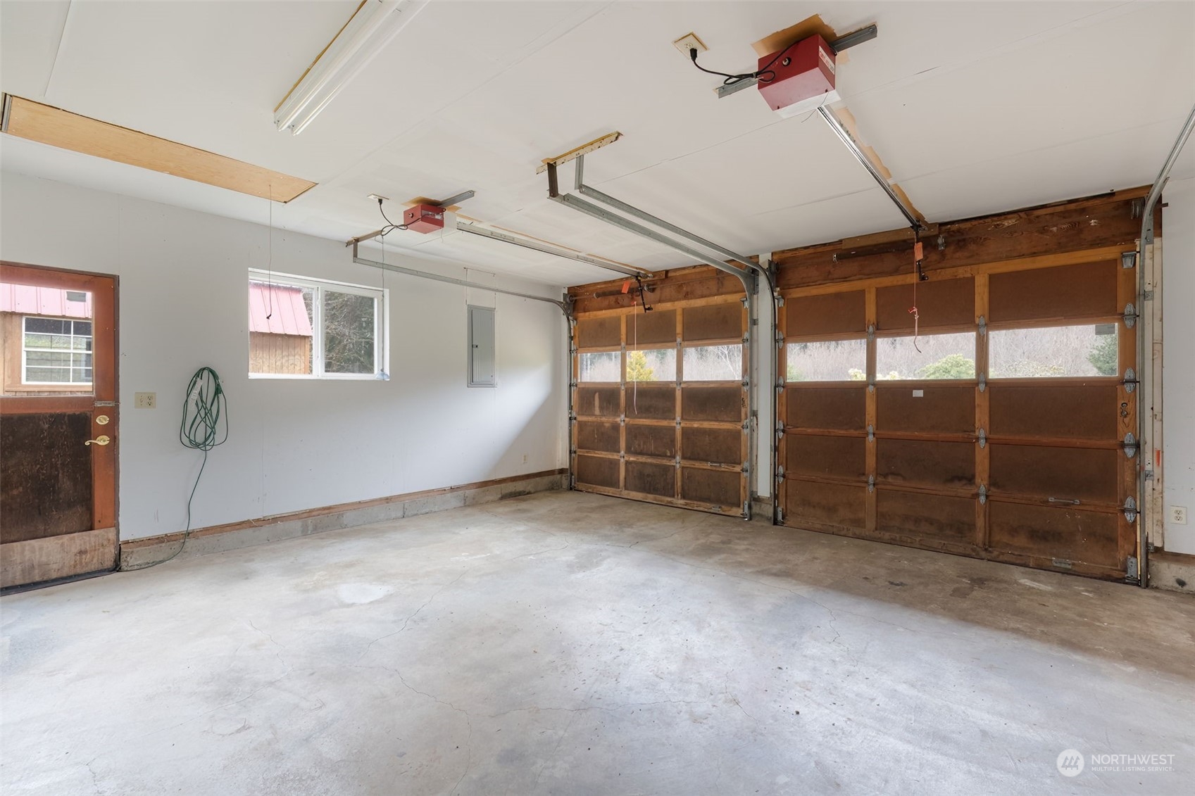 521 Robertson Road Longview, WA 98632 - Photo 27 of 40 an empty room with windows