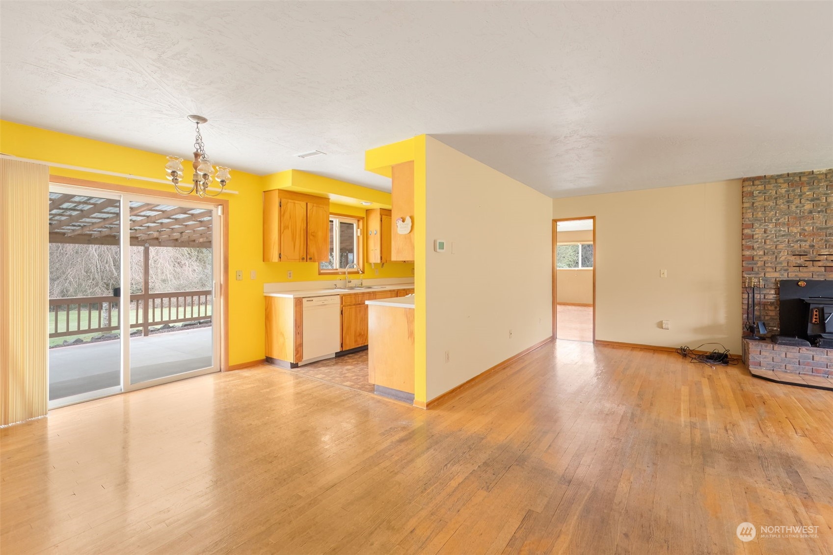 521 Robertson Road Longview, WA 98632 - Photo 10 of 40 a view of an empty room with a window