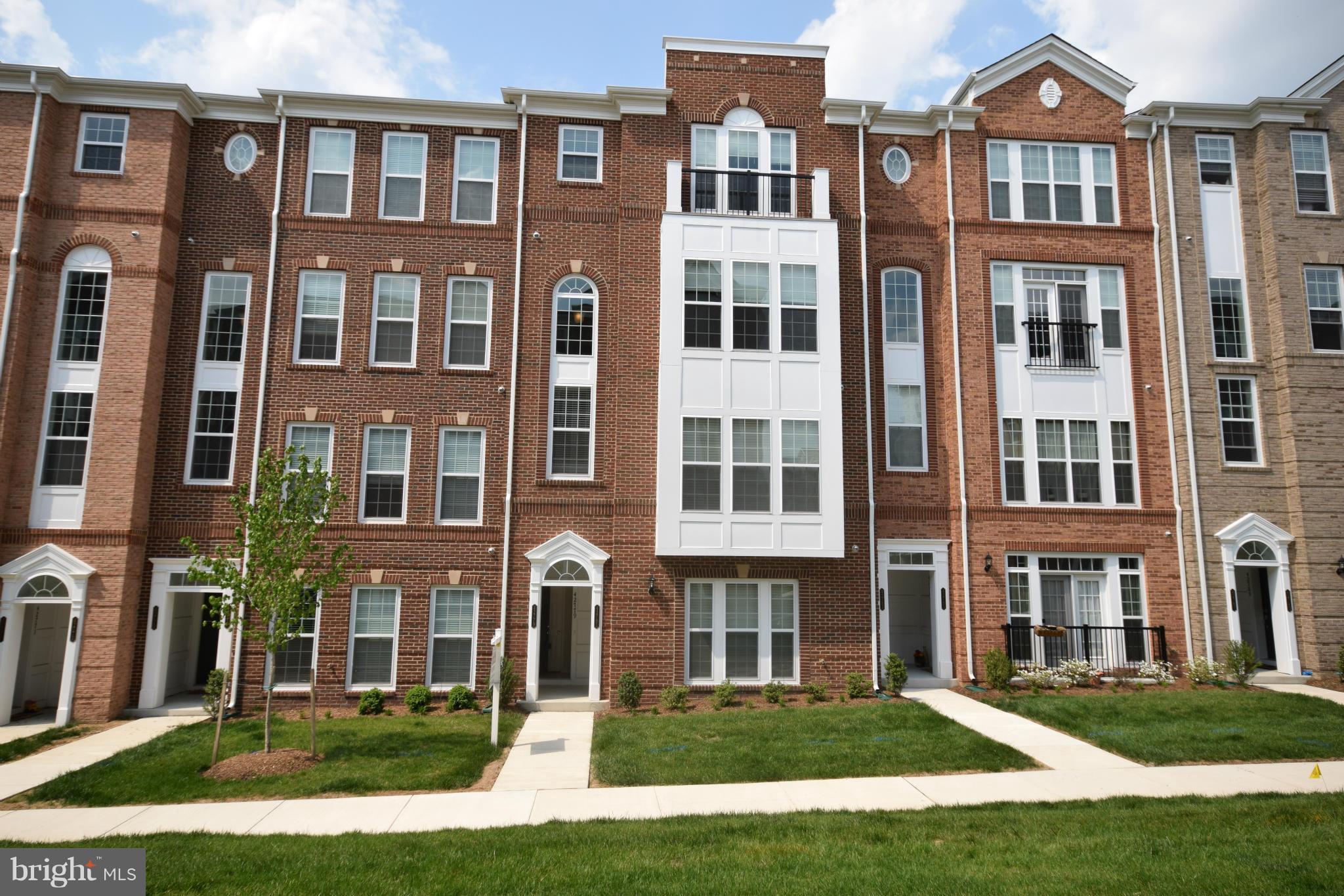 42779 Burrell Square Ashburn, VA 20147 - Photo 2 of 30 Exterior (Front)