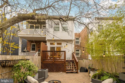 a view of entryway and hall