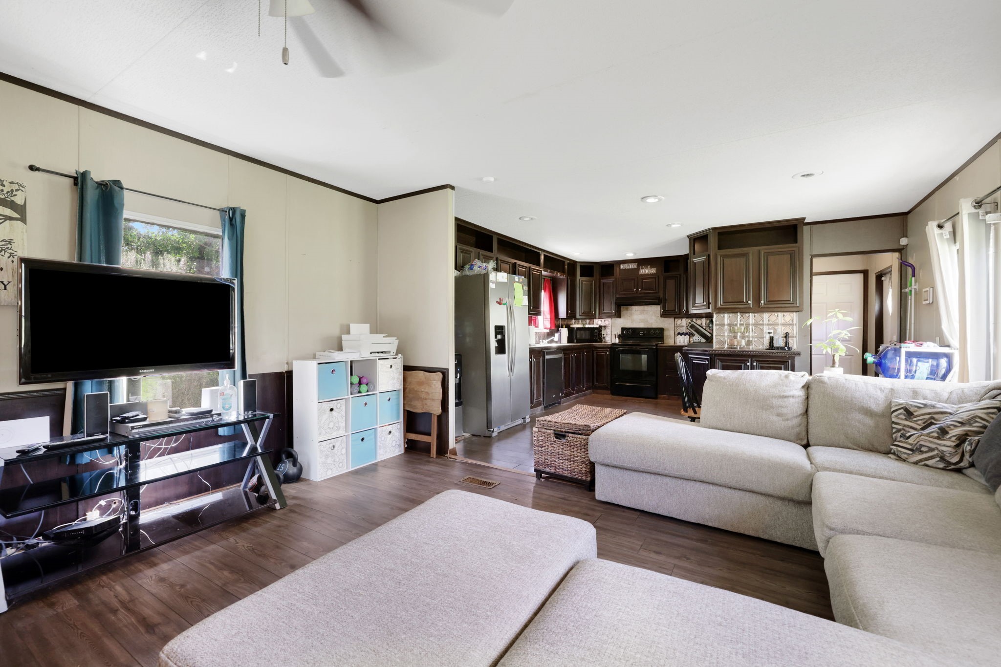 103 Sunset Lane Somerville, TX 77879 - Photo 14 of 43 a living room with furniture and a flat screen tv