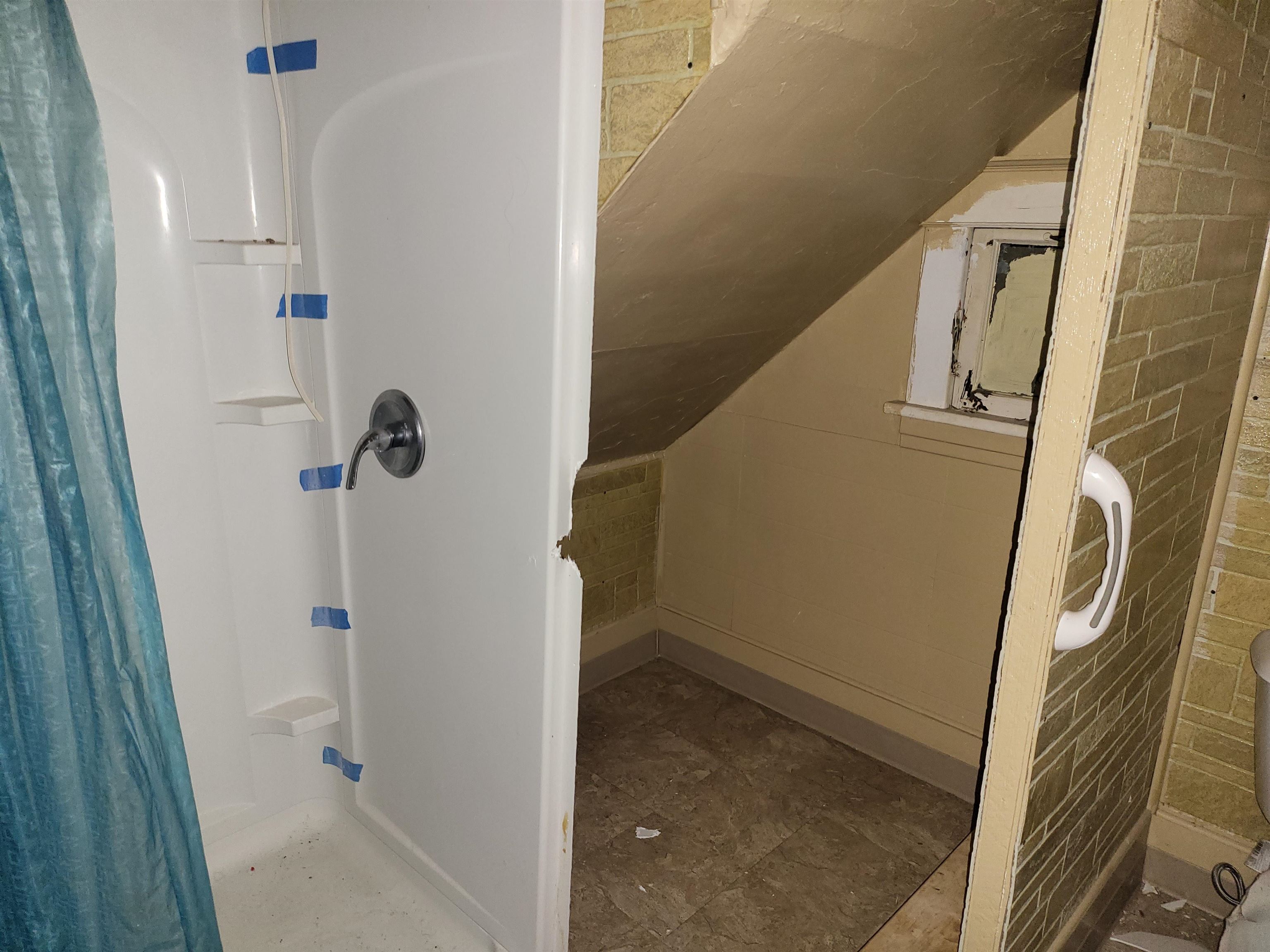 119 8th Street South Virginia, MN 55792 - Photo 7 of 18 Full bath featuring a shower with curtain and vaulted ceiling