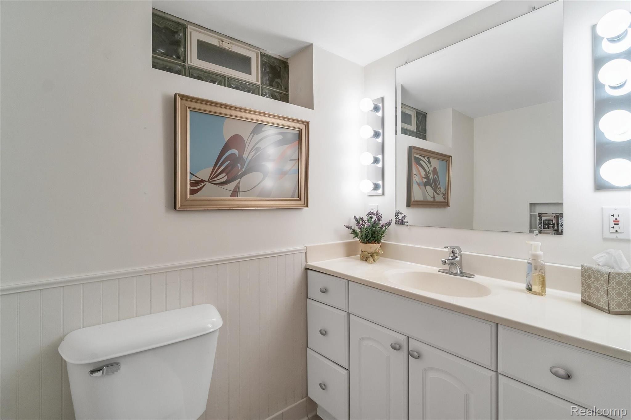 203 South Alice Avenue Rochester, MI 48307 - Photo 30 of 35 30-203-S-Alice-Ave-WindowStill-Real-Estate-Photography-31.jpg