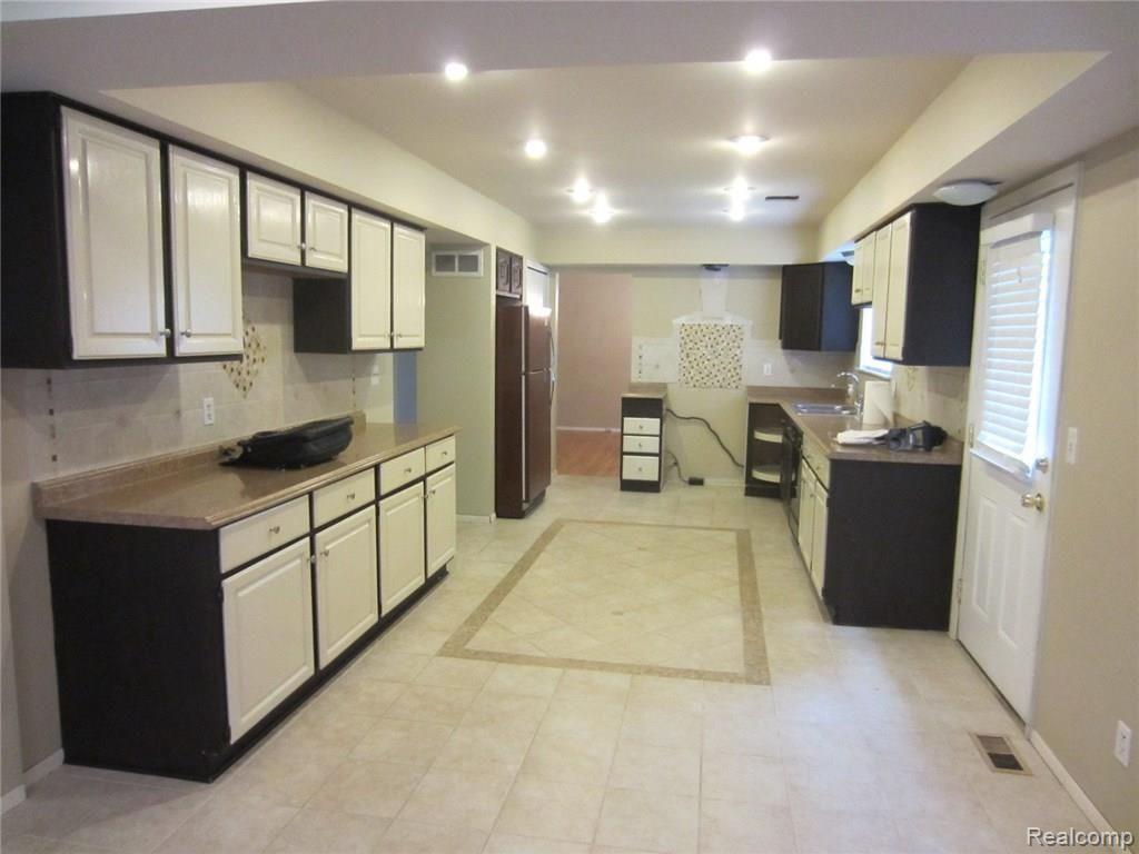 35905 Smithfield Road Farmington, MI 48335 - Photo 2 of 20 IMG_3222.JPG