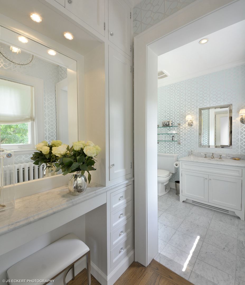 1035 North Sheridan Road Lake Forest, IL 60045 - Photo 29 of 47 a room with a table and chair