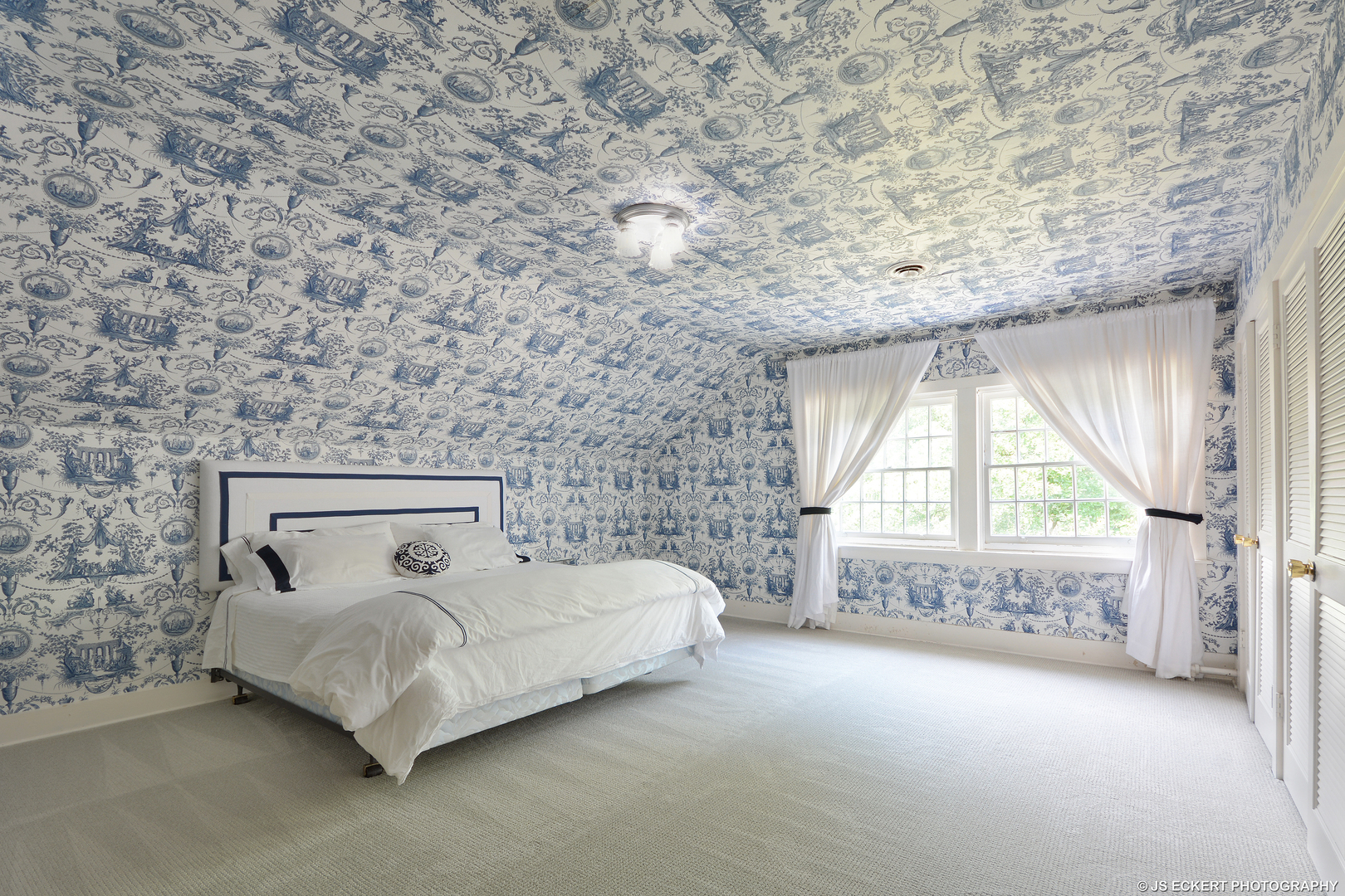 1035 North Sheridan Road Lake Forest, IL 60045 - Photo 38 of 47 a spacious bedroom with a bed and a large window