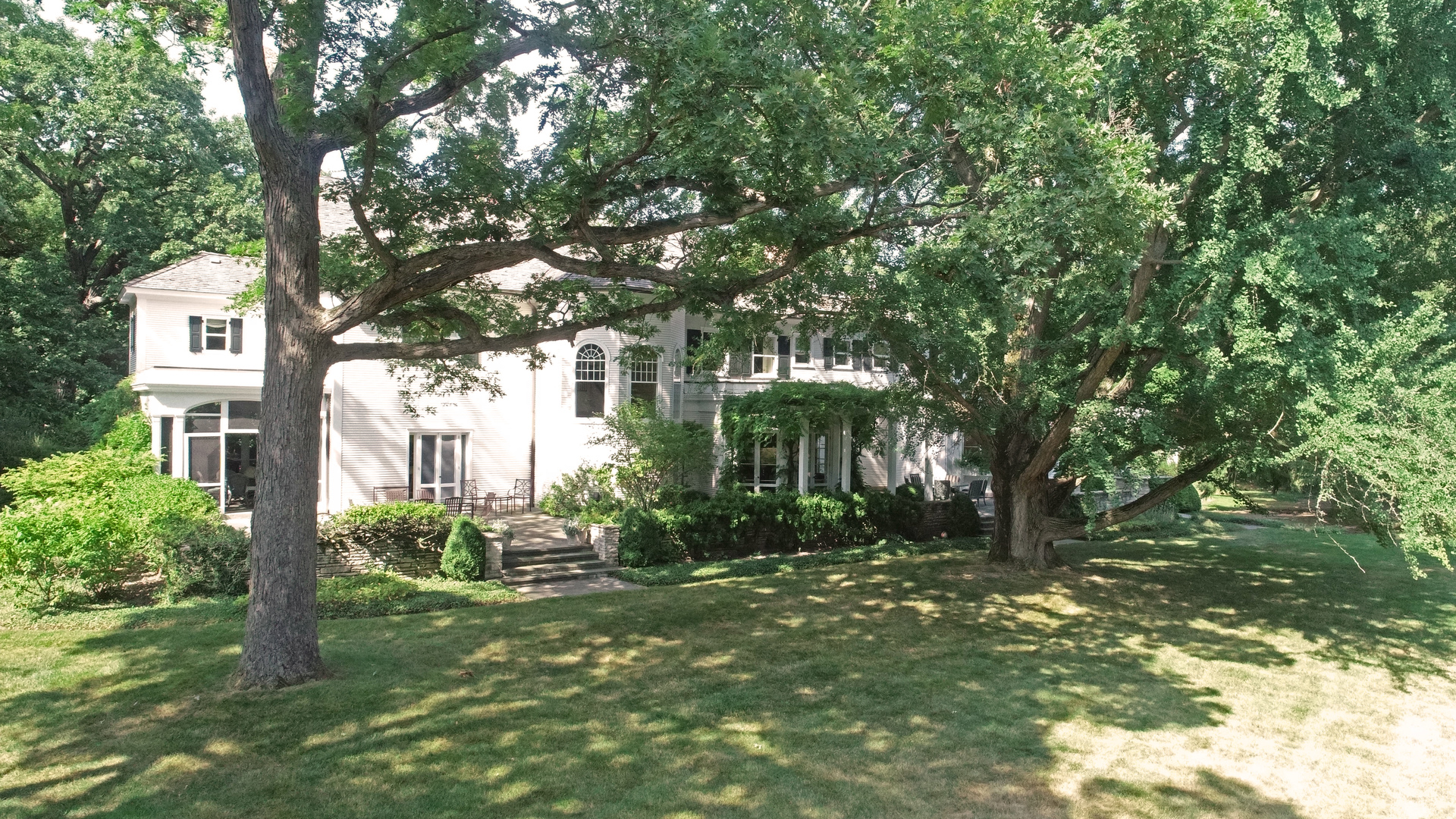 1035 North Sheridan Road Lake Forest, IL 60045 - Photo 45 of 47 a backyard of a house with lots of green space