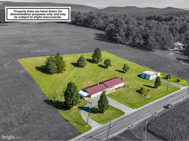 a view of a back yard of the house