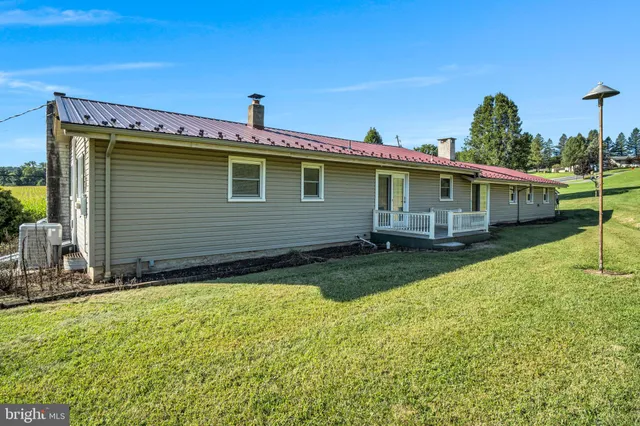a view of a house with a backyard