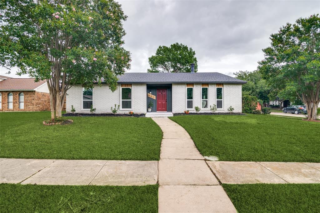 a view of house with a yard