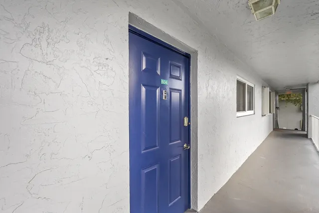 a view of a livingroom with furniture and a ceiling fan
