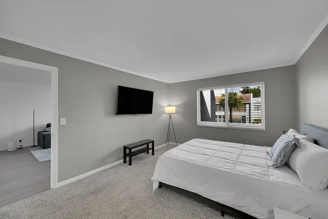 a group of cars parked in front of a building