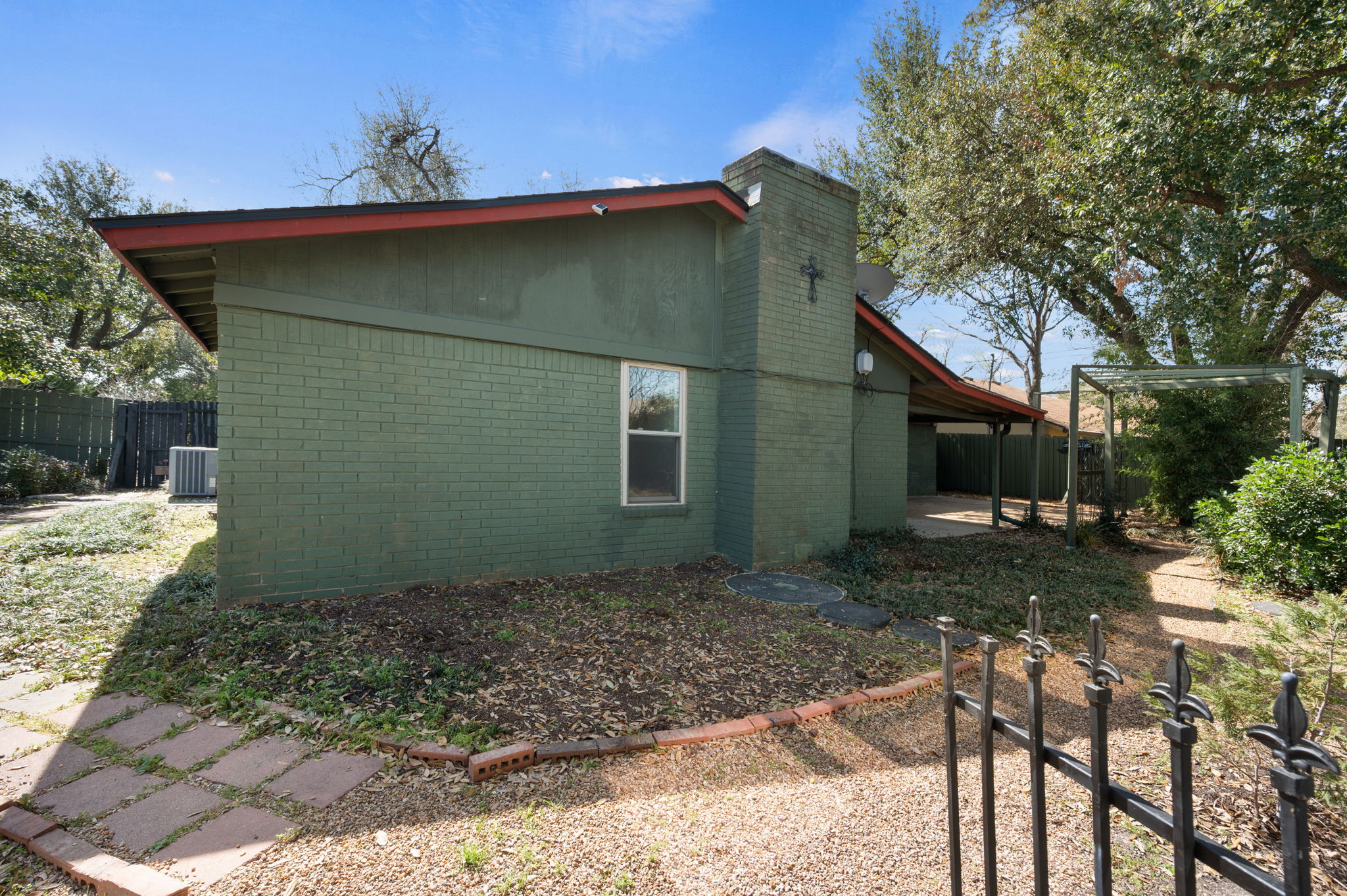 1400 Summit Circle Taylor, TX 76574 - Photo 29 of 39 a view of a back yard of the house