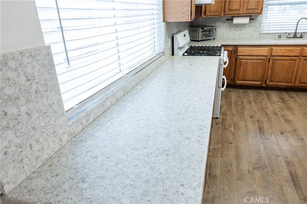 2454 Invar Court Simi Valley, CA 93065 - Photo 9 of 42 Kitchen Countertops
