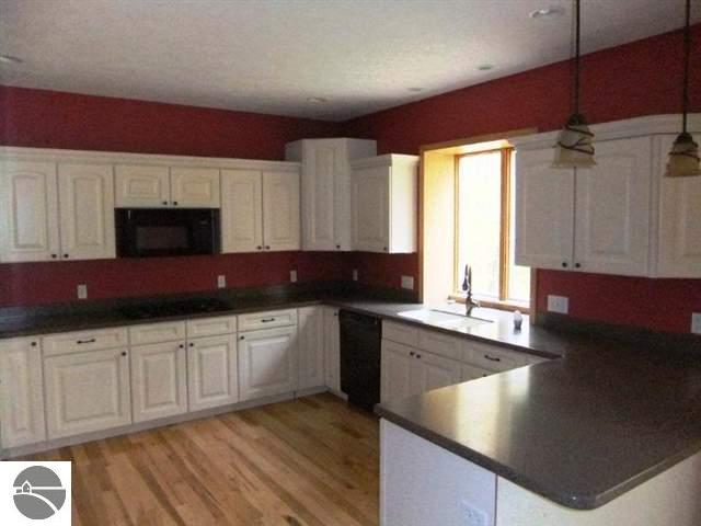 1661 East Kasson Road Maple City, MI 49664 - Photo 6 of 25 1731281-5.JPG