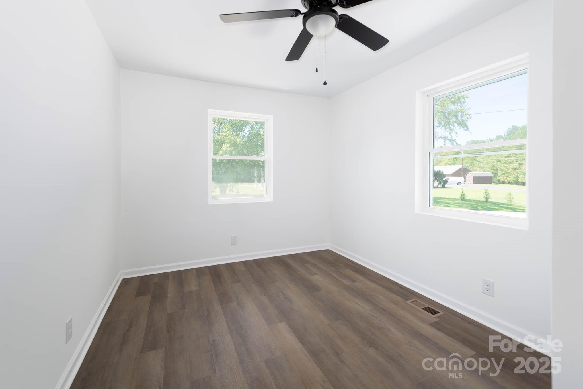 108 South Little Texas Road Kannapolis, NC 28083 - Photo 4 of 24 an empty room with a window