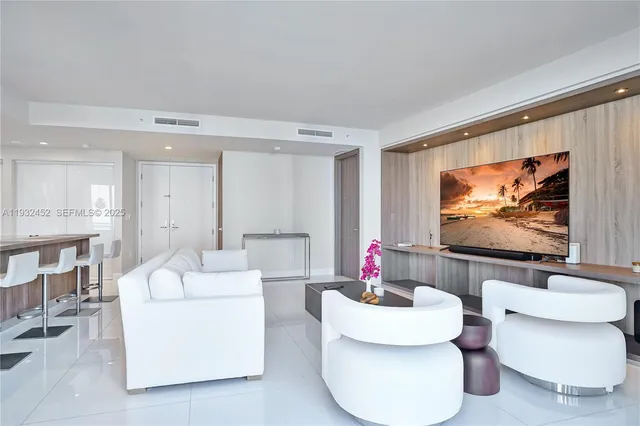 $8,500 | 901 Brickell Key Boulevard, Unit 2507, Miami, FL 33131