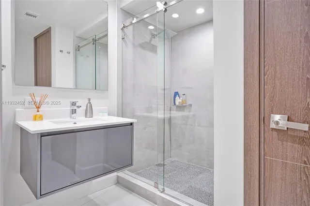 $8,500 | 901 Brickell Key Boulevard, Unit 2507, Miami, FL 33131