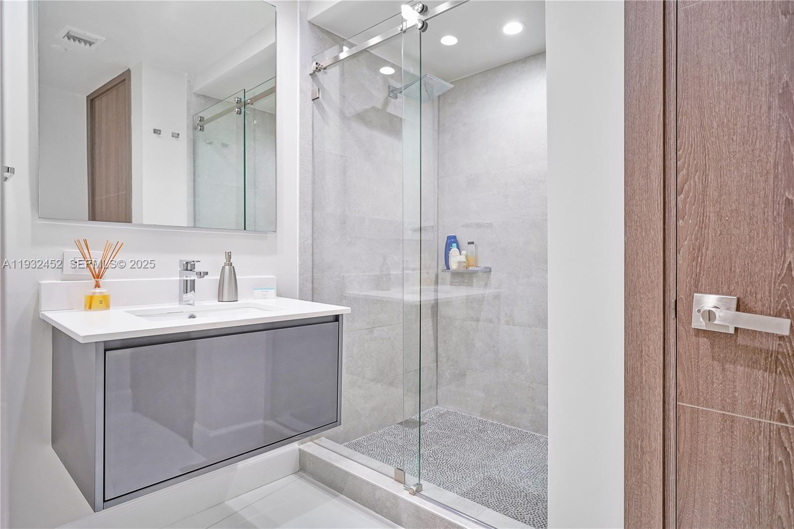 901 Brickell Key Boulevard, Unit 2507 Miami, FL 33131 - Photo 21 of 31