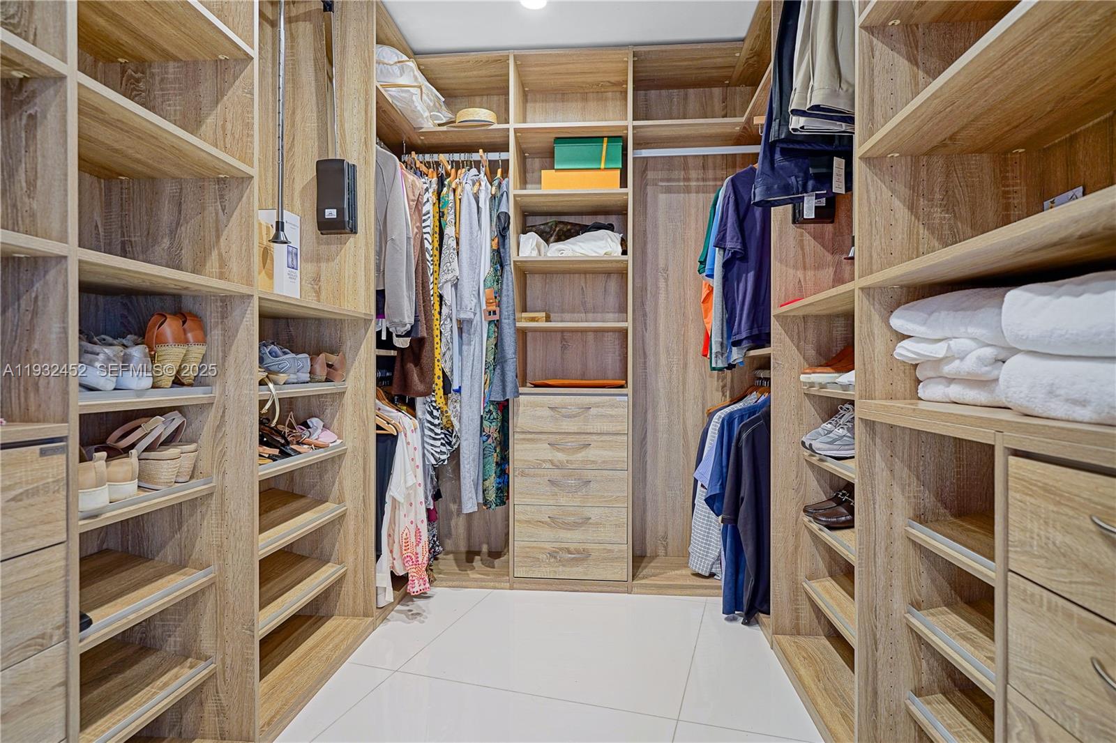 901 Brickell Key Boulevard, Unit 2507 Miami, FL 33131 - Photo 24 of 31