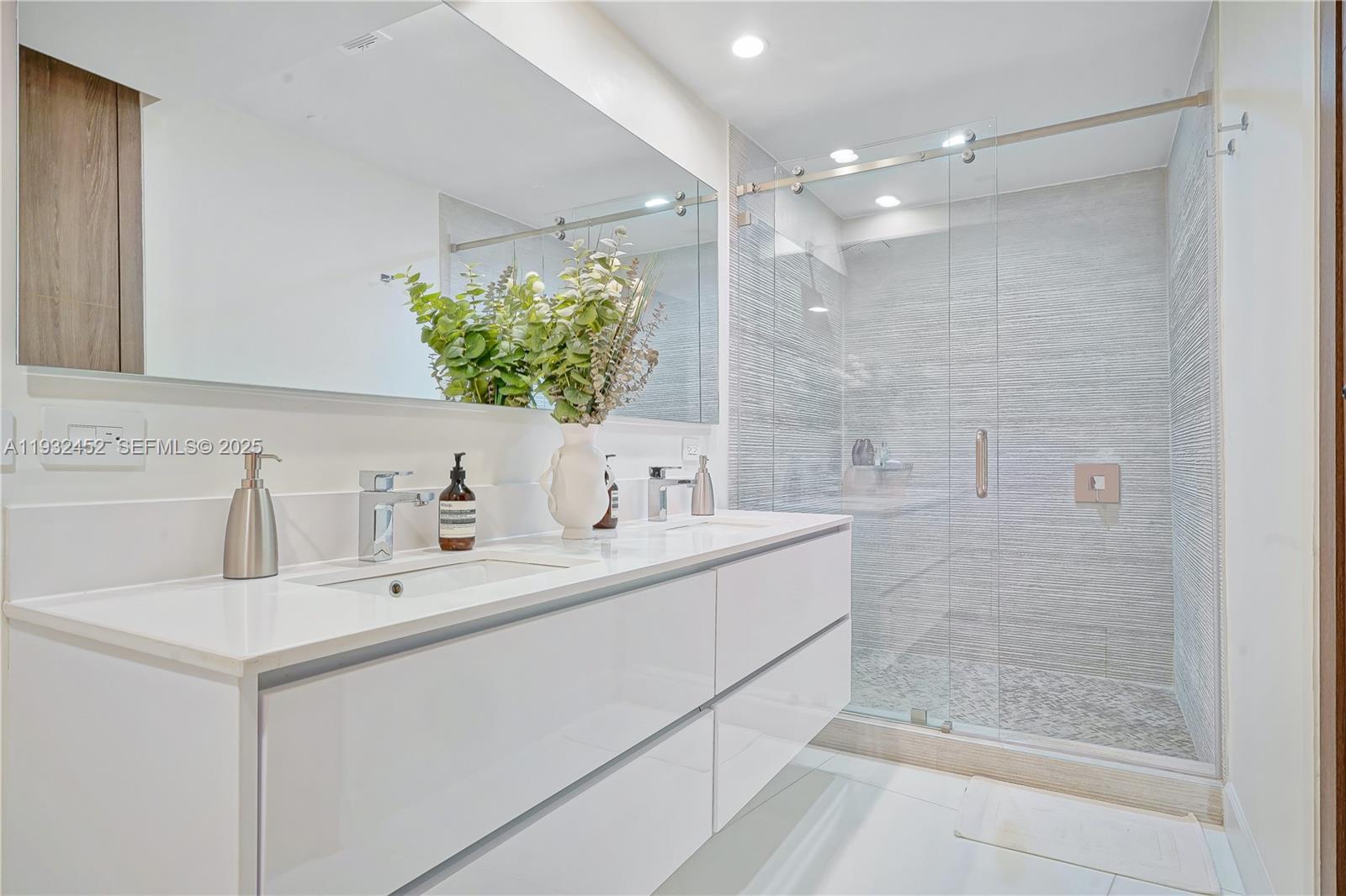 901 Brickell Key Boulevard, Unit 2507 Miami, FL 33131 - Photo 28 of 31