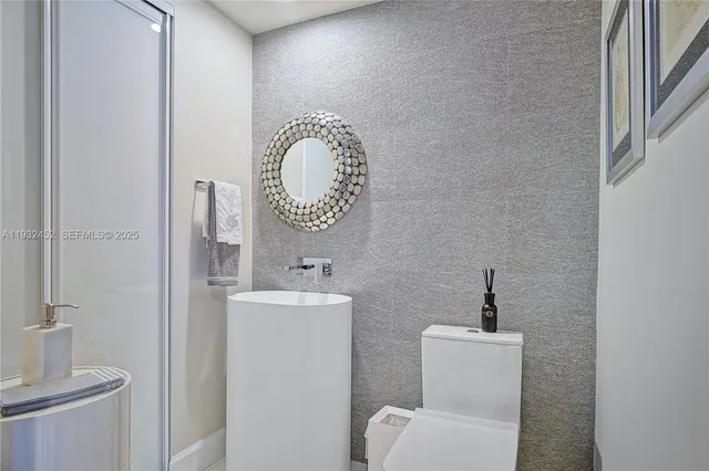 $8,500 | 901 Brickell Key Boulevard, Unit 2507, Miami, FL 33131