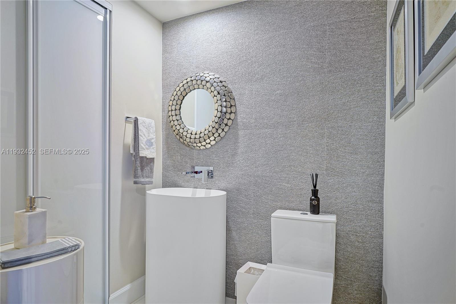 901 Brickell Key Boulevard, Unit 2507 Miami, FL 33131 - Photo 30 of 31