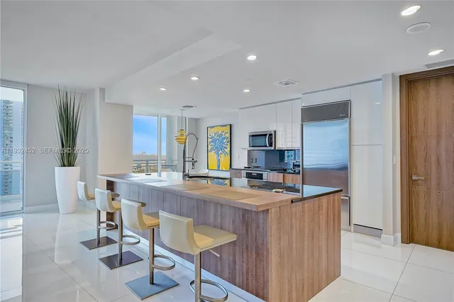 $8,500 | 901 Brickell Key Boulevard, Unit 2507, Miami, FL 33131