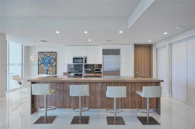 $8,500 | 901 Brickell Key Boulevard, Unit 2507, Miami, FL 33131