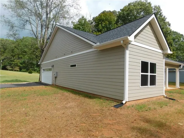 a view of a house with a backyard