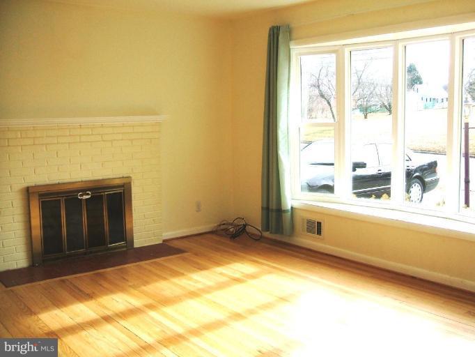 1610 Cedar Park Road Annapolis, MD 21401 - Photo 4 of 27 Living Room