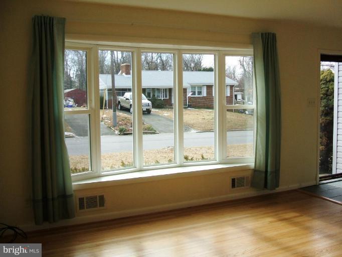 1610 Cedar Park Road Annapolis, MD 21401 - Photo 6 of 27 Living Room #3